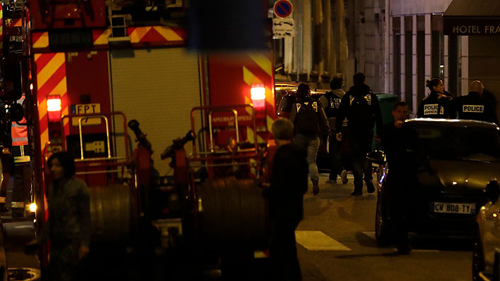 Un hombre ataca a varios peatones con un cuchillo en el centro de París
