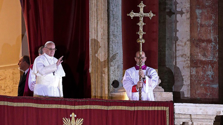 Papa Francisco entrega texto a obispos chilenos y los insta a meditar y orar