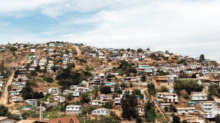 Radiografía a los campamentos en Chile: Más de la mitad de las familias vive en Valparaíso, Biobío y Antofagasta