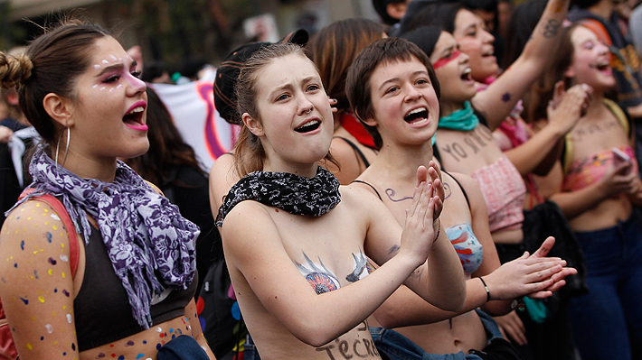 Repasa el "En tiempo real" de la marcha feminista en Santiago