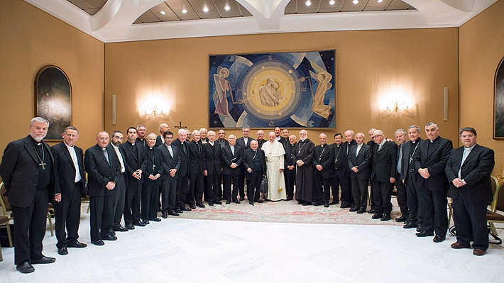 Papa agradece a obispos chilenos "la plena disponibilidad" para adherir a los cambios que se implementarán