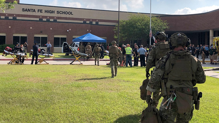 "Nacido para matar": El mensaje que el autor del tiroteo en escuela de Texas tenía en una de sus poleras