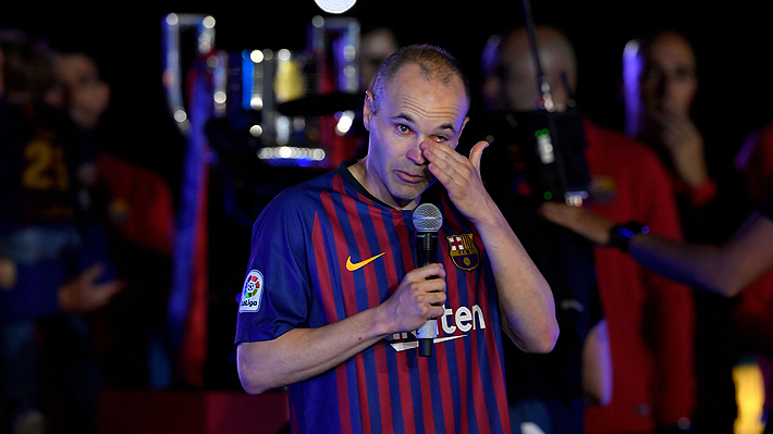 Espectacular mosaico y fue despedido hasta por el árbitro: El emotivo último partido de Iniesta en el Camp Nou
