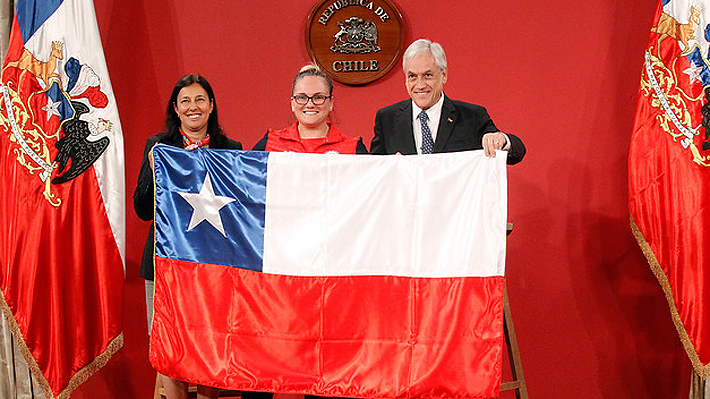 María Fernanda Valdés recibió de parte del Presidente Piñera la bandera que portará en los Odesur
