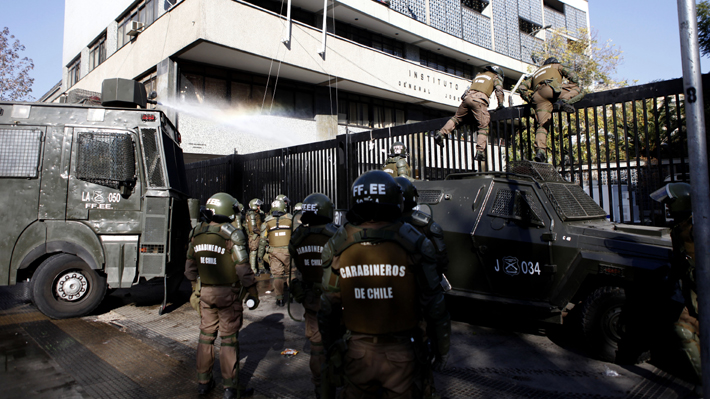 Carabineros ingresa al Instituto Nacional y se enfrenta con alumnos tras protesta estudiantil