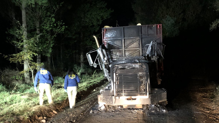 Tres camiones y un bus quemados esta noche en ataque incendiario en Collipulli