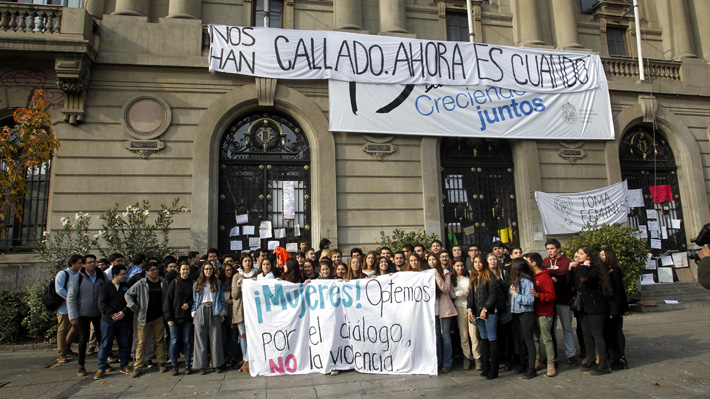 Protestas y "contratomas": Las manifestaciones de los estudiantes que se oponen a la toma feminista en la UC