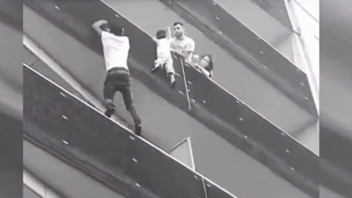 Joven héroe trepa cuatro pisos para salvar a un niño que estaba colgando de un balcón en París