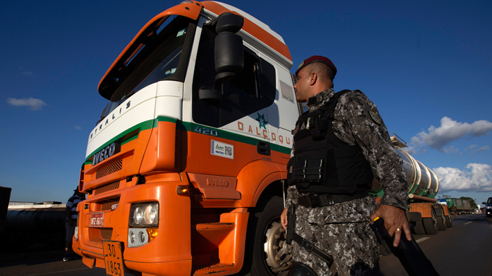 Temer cede a presiones de camioneros reduciendo precio del diésel en Brasil