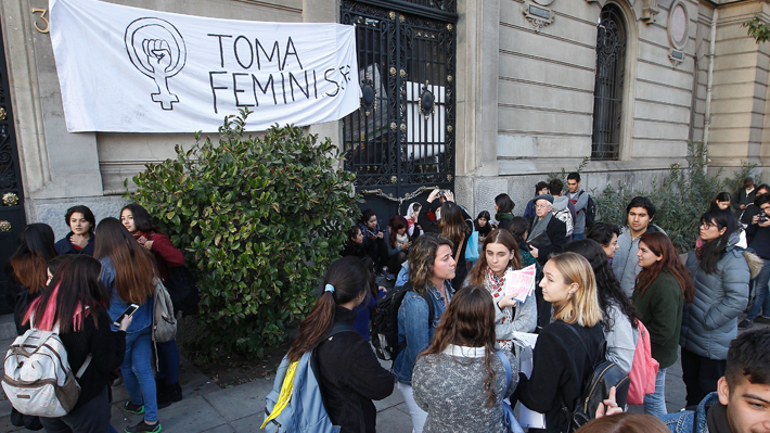Alumnas de la Universidad Católica deponen toma feminista de Casa Central