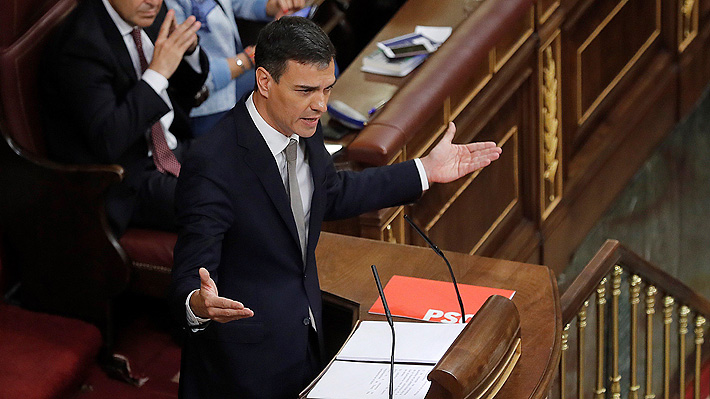 Líder del PSOE insiste en pedirle a Rajoy la renuncia antes de una posible destitución
