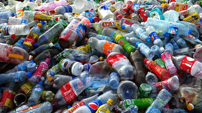 Botellas desechables en la mira: Tras la prohibición de las bolsas plásticas, Municipalidad de Providencia busca regular su uso