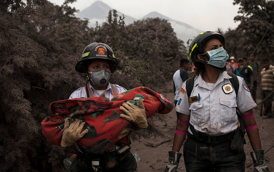 Galería: Así trabajan los equipos de rescate tras la erupción del volcán de Fuego en Guatemala