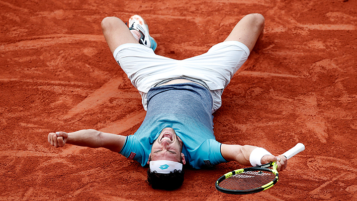 Terminó en el suelo y llorando: La sorpresa de Roland Garros no para y ahora eliminó a Djokovic en cuartos