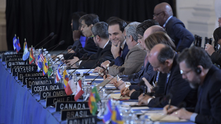Con voto de Chile, OEA adopta resolución que podría suspender a Venezuela del organismo