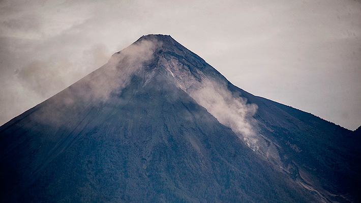 Volcán de Fuego en Guatemala sigue con explosiones y alertan sobre nuevas avalanchas