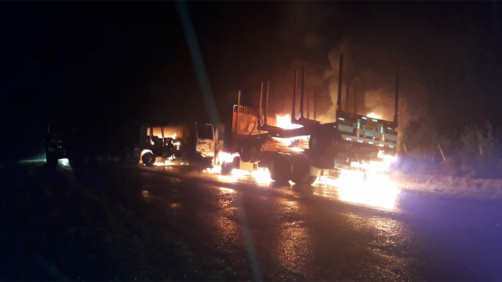 Nuevo ataque incendiario: Encapuchados encañonan a conductores y queman dos camiones en Collipulli