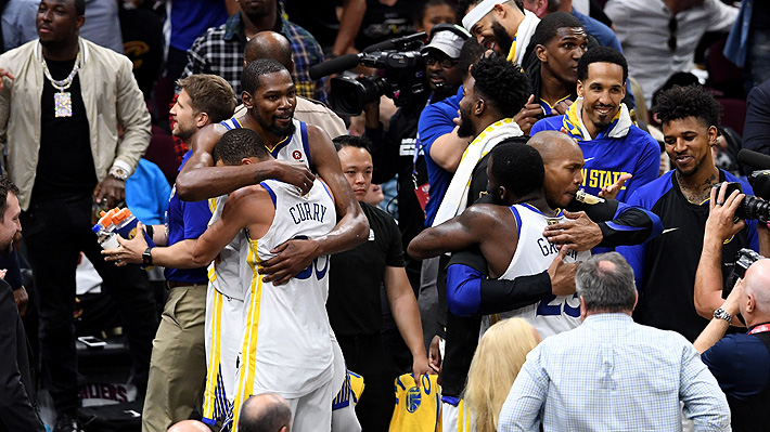 Los Warriors barrieron a los Cavaliers de visita y liquidaron la serie para lograr su 2° título consecutivo en la NBA