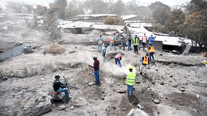 Rescatistas reanudan tareas en Guatemala tras erupción de volcán que dejó al menos 110 muertos y 197 desaparecidos