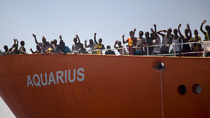 Macron denuncia la "irresponsabilidad" de Italia por negarse a acoger el buque con migrantes "Aquarius"