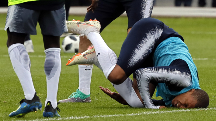 Alerta en Francia: La durísima patada que un compañero le pegó a Mbappé y que lo deja en duda para el Mundial