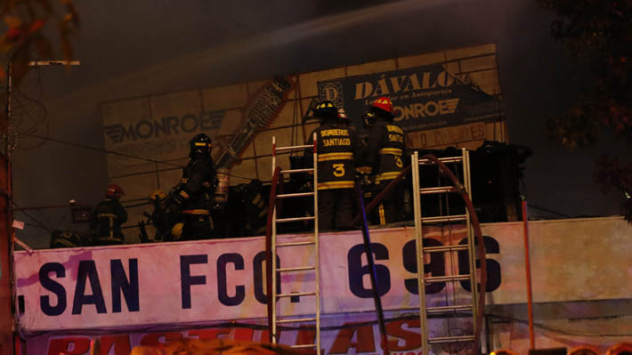 Bomberos trabaja para controlar incendio en local comercial de Santiago centro