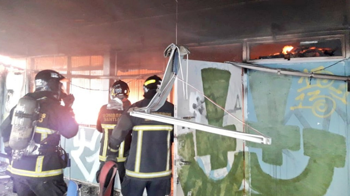 Mientras está en toma: Incendio afecta el primer piso del Liceo Amunátegui