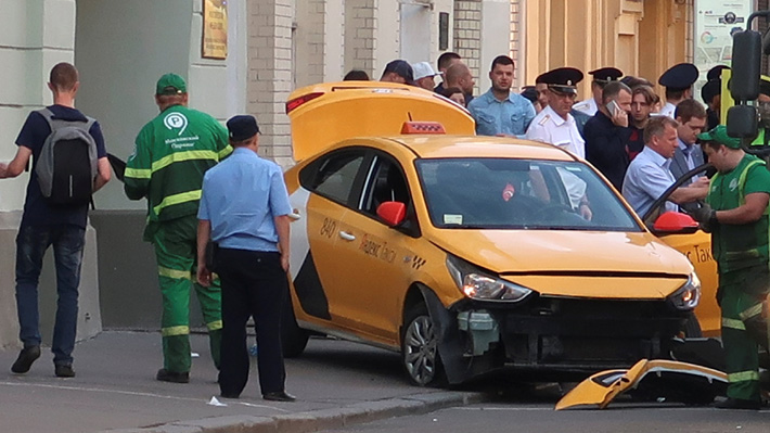 Revelan impactantes imágenes del atropello de taxista en Moscú que dejó ocho heridos