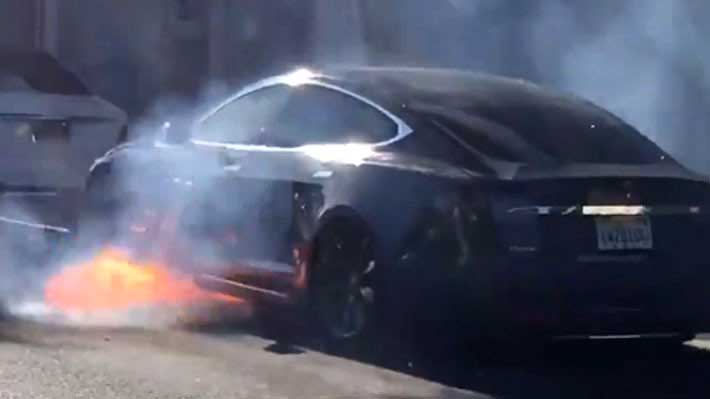 Tesla sufre nuevo golpe mediático tras incendio de uno de sus autos