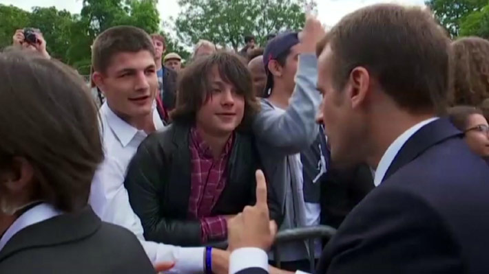Macron regaña a estudiante que lo saluda como "Manu": "Llámame Presidente de la República o señor"
