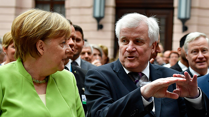 Ministro de Interior alemán anuncia intención de dimitir por sus diferencias con Merkel en política migratoria