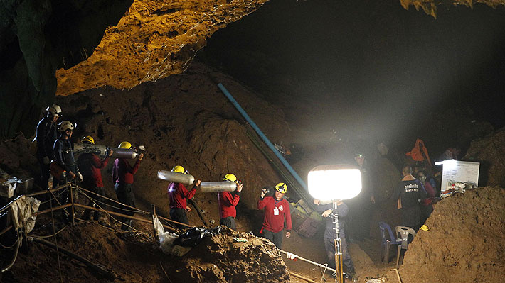 Encuentran con vida a jóvenes que habían desaparecido en cueva de Tailandia
