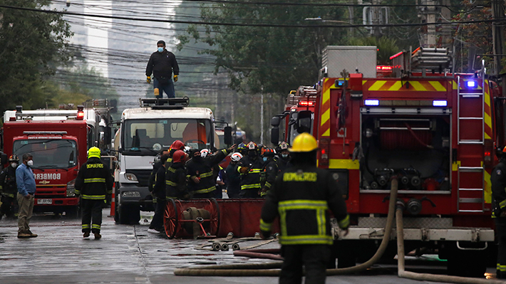 Incendio en Quilicura afectó cuatro locales comerciales y dejó tres