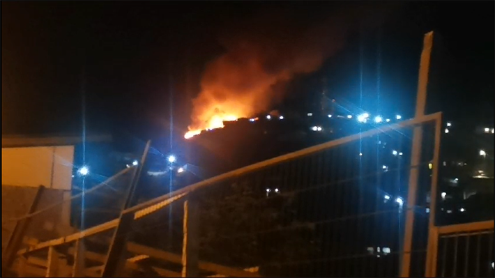 Incendio forestal en Valparaíso destruye una vivienda: Senapred declaró alerta roja y ordenó la evacuación de sectores