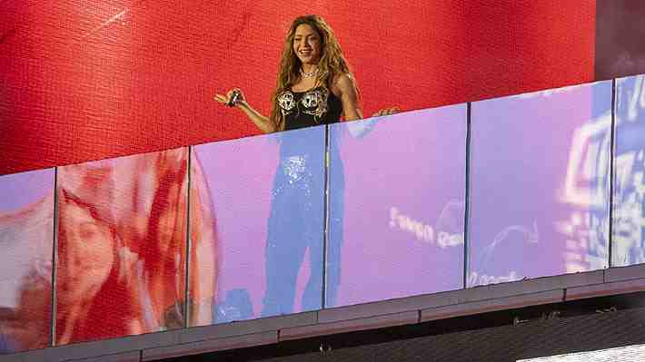 Shakira realiza multitudinario concierto gratuito en Nueva York para presentar su nuevo disco