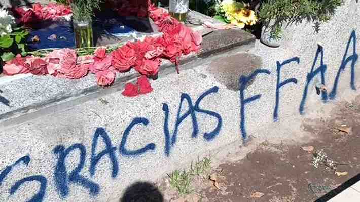 Denuncian vandalización de tumba de Víctor Jara y su esposa Joan en el Cementerio General