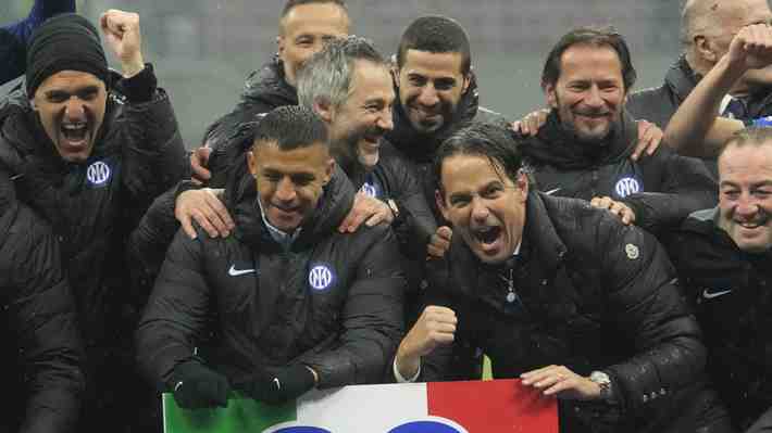 Al lado de Inzaghi y sosteniendo simbólico cartel: Las imágenes de Alexis en las celebraciones del Inter tras nuevo título en la Serie A