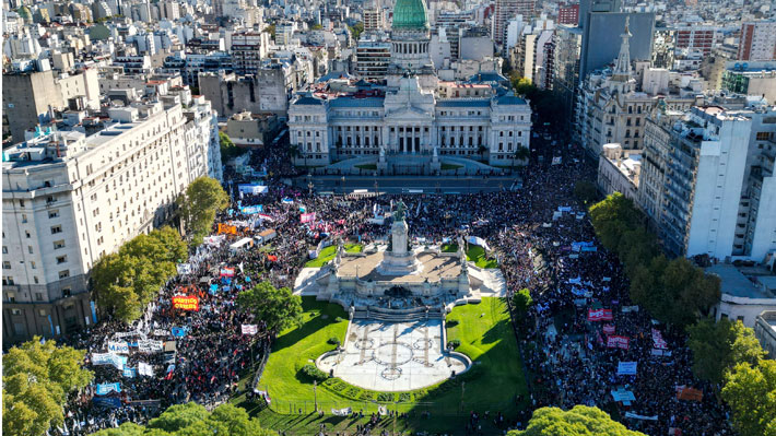 Fotos: Una multitud salió a las calles en marcha por la educación pública en Argentina