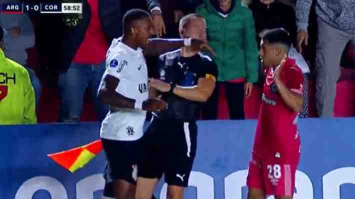 Mira la insólita agresión de jugador de Corinthians a árbitro chileno y por la que fue expulsado en la Sudamericana