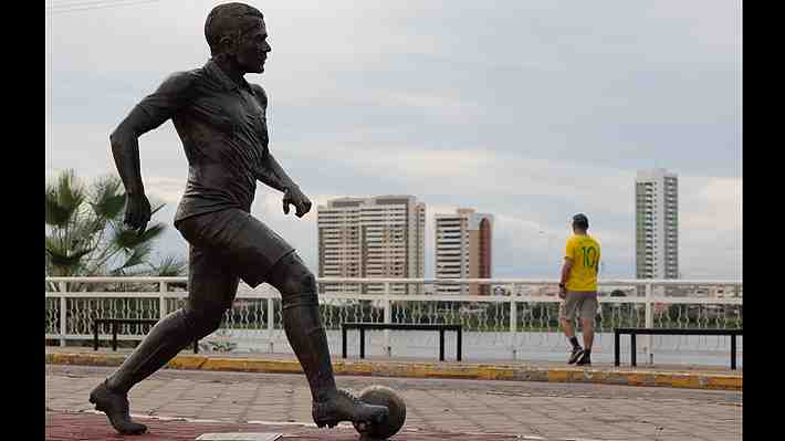 Estatua de Dani Alves fue retirada de la plaza de Juazeiro, ciudad natal del futbolista condenado por violación