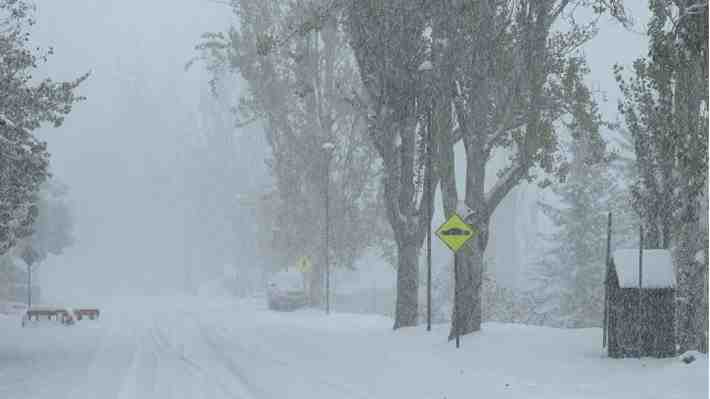 Fotos | Sectores urbanos de Santiago registran primera nevada del año: Más de 20 centímetros habrían caído en Farellones