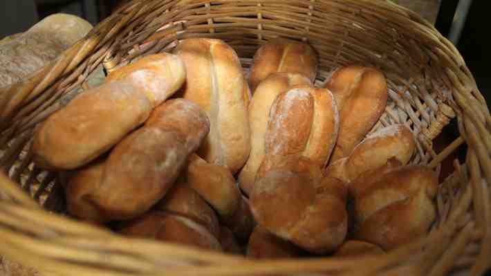 Taste Atlas elige a la marraqueta chilena entre los tres mejores panes del mundo: "La corteza es tan apreciada"