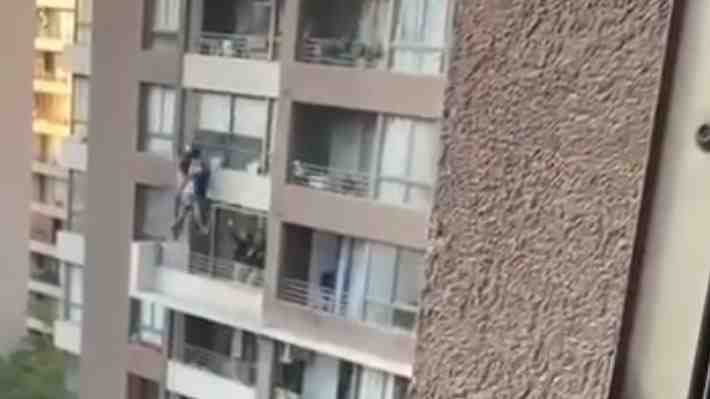 Video | Delincuente intenta evadir detención trepando edificio en Santiago: Cayó a terraza