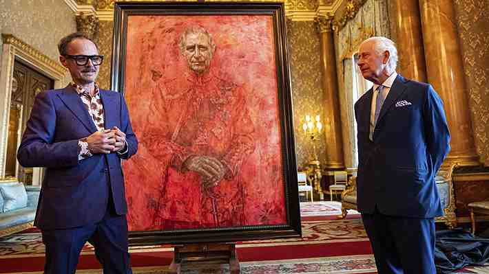 Revelan el primer retrato oficial de Carlos III desde su coronación: Monarca posó cuatro veces para la obra