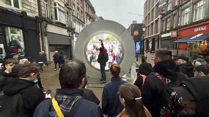 Cierran temporalmente escultura que conecta Dublín y Nueva York por comportamientos groseros: Gente se drogó frente a ella