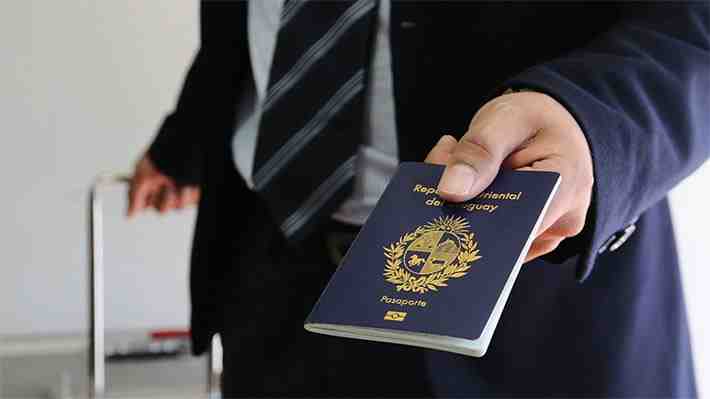 La insólita razón por la que Francia y Alemania prohibieron el ingreso a uruguayos con pasaporte nuevo