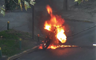 Video: Sujeto es detenido en Las Condes por incendiar motocicleta que iba a retirada por no contar con patente visible