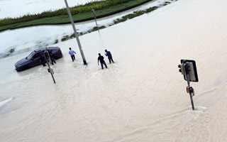 Fotos | Fuerte tormenta deja varios estragos en Dubai: Centenar de vuelos fueron cancelados y carreteras se inundaron
