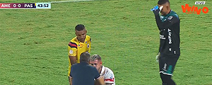 Ex delantero de Coquimbo sufre impactante lesión en el dedo y se lo arreglan en pleno partido en el fútbol colombiano... Mira las imágenes
