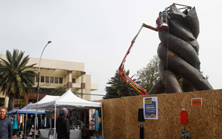 Municipio de Valparaíso inicia obras de demolición del Monumento a la Solidaridad incendiado en el marco del 18-O